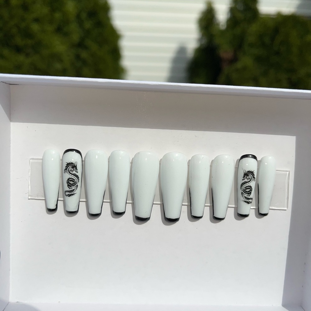 Dragon press on nails